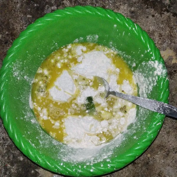 Campur semua bahan kulit tahu isi, aduk hingga tidak bergerindil.