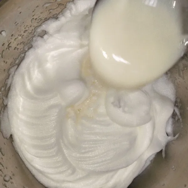 Mixer putih telur hingga soft peak, Lalu tuang bahan puding yang sudah dimasak tadi.