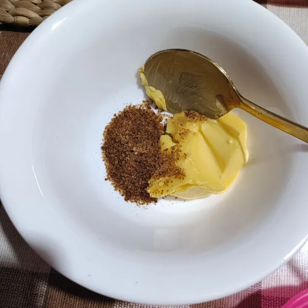Campurkan margarin dan gula aren ke dalam wadah.
