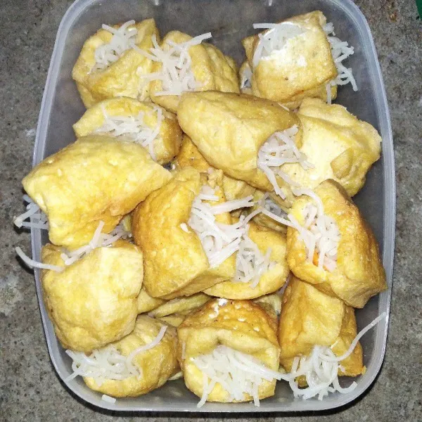 Iris bagian tengah tahu, lalu isi dengan bihun.