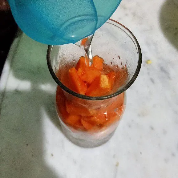 Tuangkan air soda ke dalam gelas saji.