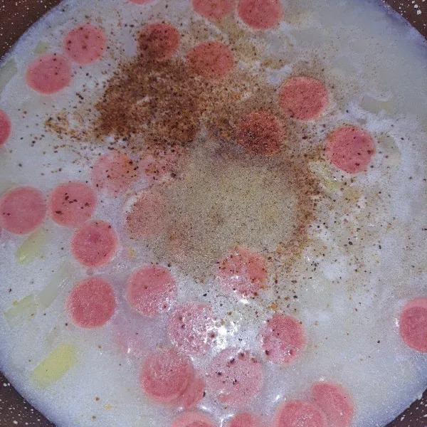 Masukkan pala, lada, garam, kaldu bubuk, dan susu. Masak hingga mendidih.