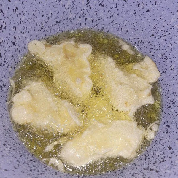 Masukkan pisang ke dalam adonan tepung, lalu goreng ke dalam minyak panas dan balik ketika kulit adonan mulai berubah warna menjadi kecokelatan.