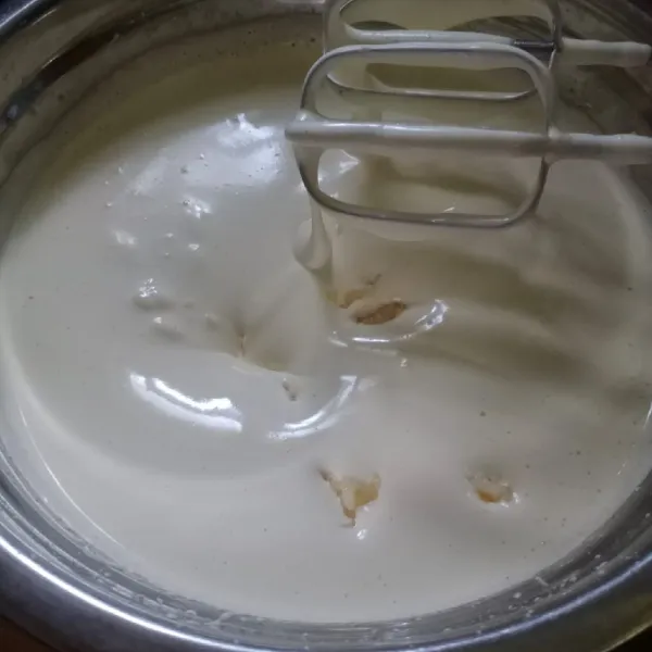 Masukkan tape yang sudah dihaluskan sebelumnya, lalu mixer dengan kecepatan rendah sampai rata.