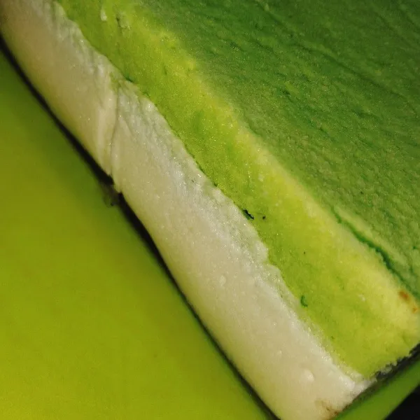 Tunggu hingga kaku, kemudian balik perlahan cake (sebelum membalik letakkan sisi kanan kiri dengan tusuk gigi supaya cake muda keluar.