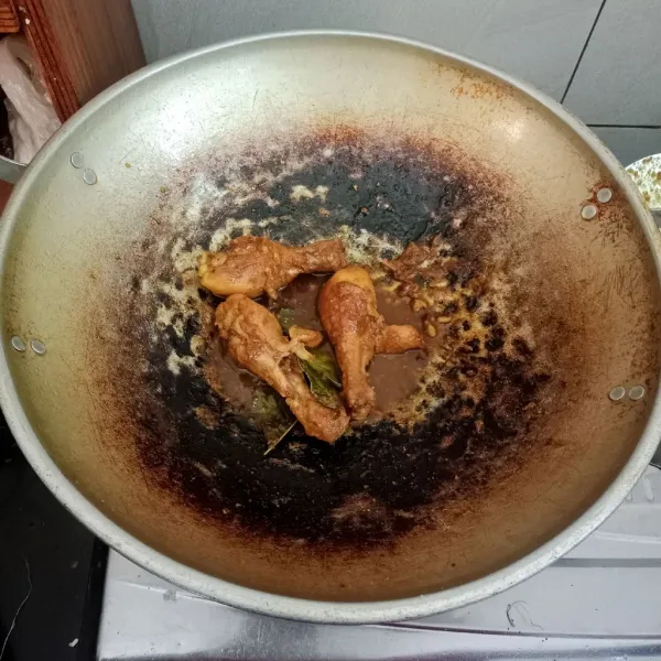 Jangan lupa untuk tes rasa. Apabila sudah pas, matikan kompor.