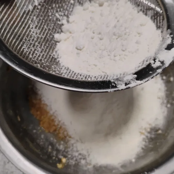 Masukkan tepung terigu dengan cara diayak, lalu aduk hingga rata. Sisihkan.