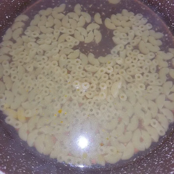 Rebus makaroni hingga memiliki tekstur yang empuk.