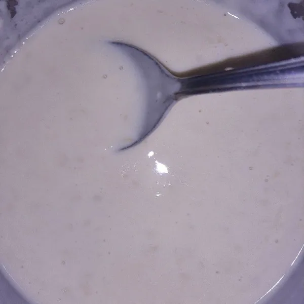 Tuangkan air, lalu aduk hingga tidak ada tepung yang bergerindil.