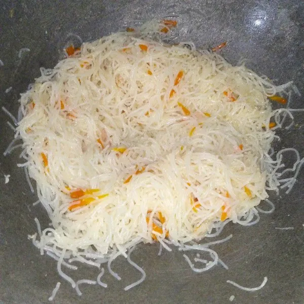 Kemudia,n tambahkan bihun, beri merica bubuk, garam, dan penyedap rasa, masak hingga air menyusut, koreksi rasa.