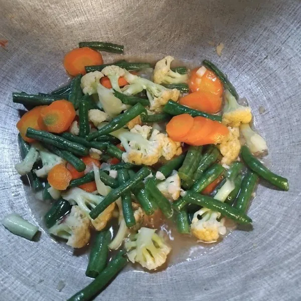 Masak hingga matang dan jangan lupa untuk cek rasa.