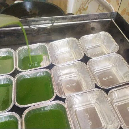 Siapkan kukusan, lalu panaskan terlebih dahulu dan siapkan cetakan kue lumpur. Tuang adonan pandan hingga 3/4 dari cetakan, lalu kukus selama 30 menit.