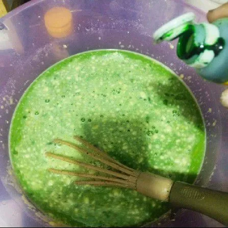 Masukkan tepung terigu dan pasta pantan, lalu aduk hingga tercampur rata.