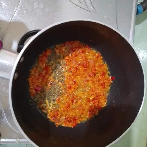 Tumis bumbu halus dengan minyak goreng secukupnya hingga harum.