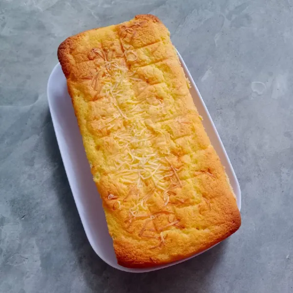Setelah matang, keluarkan dari loyang dan cake tape keju siap untuk disajikan.
