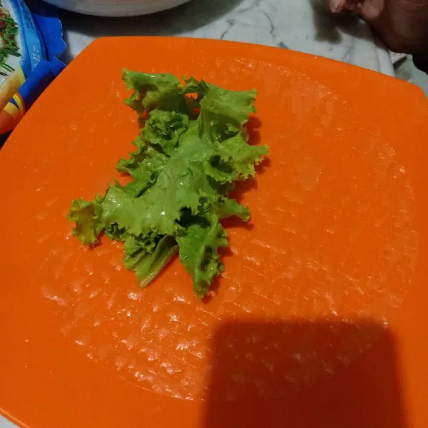 Cucu bersih selada bokor, lalu potong kecil-kecil dan tata di atas rice paper.
