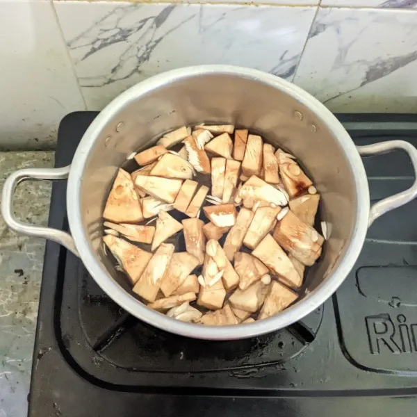 Rebus nangka hingga empuk, lalu tiriskan.