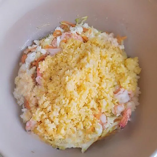 Tambahkan garam dan lada bubuk, lalu aduk sampai rata.