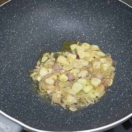 Masukkan irisan halus bawang putih, masak hingga harum dan matang.