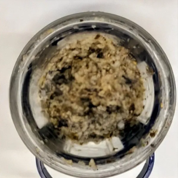 Tambahkan garam halus, lalu aduk sampai rata.