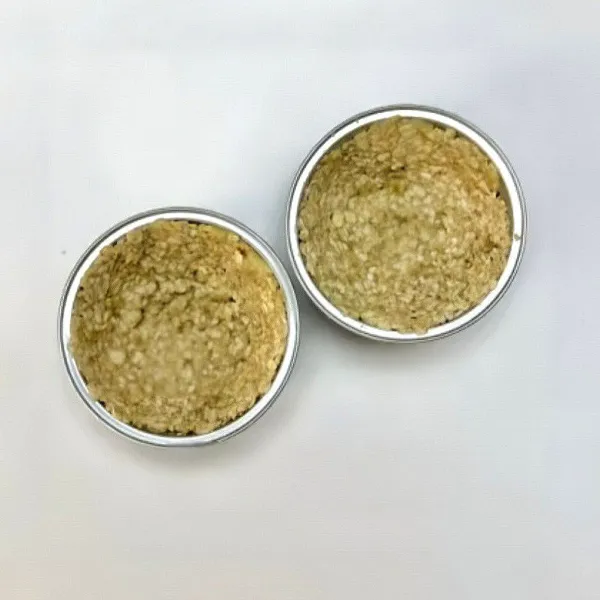 Siapkan cetakan muffin, ratakan adonan ke dalam cetakan hingga membentuk dasar dan dinding cup.