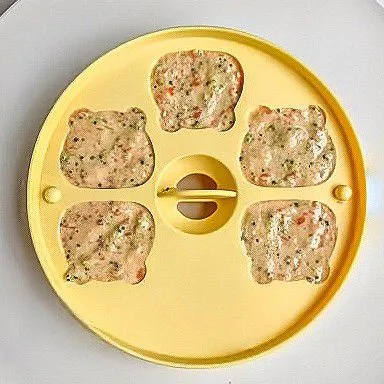 Tuangkan adonan ke dalam cetakan silikon berbentuk lucu atau loyang kecil. Kukus dengan api sedang selama 20 menit hingga matang.