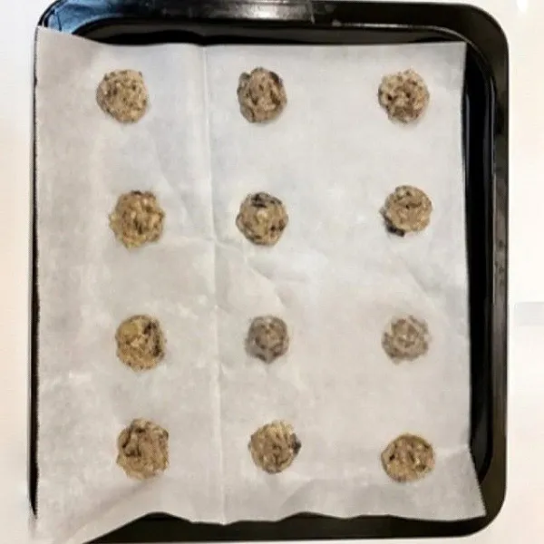 Ambil sedikit adonan, lalu letakkan di atas loyang berlapis kertas minyak.