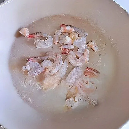 Tumis udang kupas hingga matang, lalu angkat.