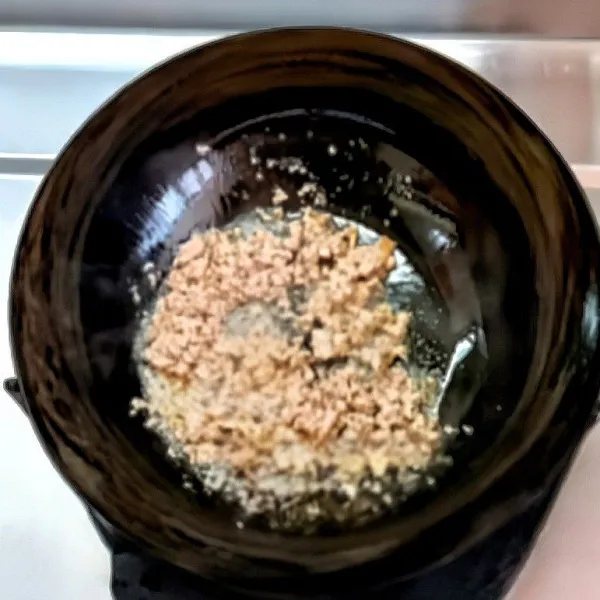 Panaskan minyak dalam wajan, lalu tumis daging sapi cincang hingga berubah warna.