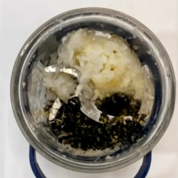 Masukkan udang, nasi hangat, air hangat, dan rumput laut ke dalam food processor. Giling hingga halus.