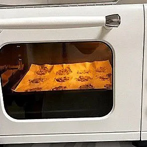 Panggang dalam oven dengan suhu 125°C selama 25 menit hingga garing dan berwarna keemasan.