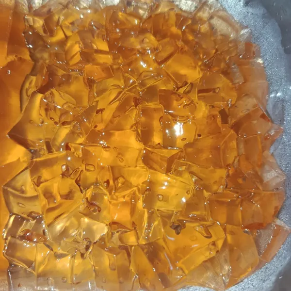 Jika sudah set, potong-potong jelly sesuai selera.