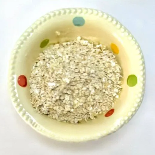 Tambahkan oat instan, lalu aduk rata hingga tercampur menjadi adonan.