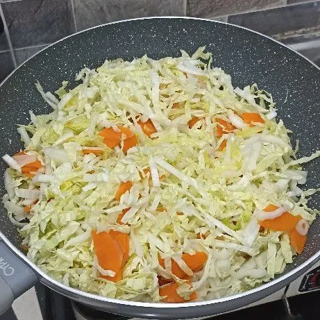 Masukkan irisan sawi putih. Aduk rata. Masukkan garam, gula, kaldu bubuk ayam dan lada. Jika perlu tambahkan sedikit saja air. Aduk hingga merata dan sayur masak.