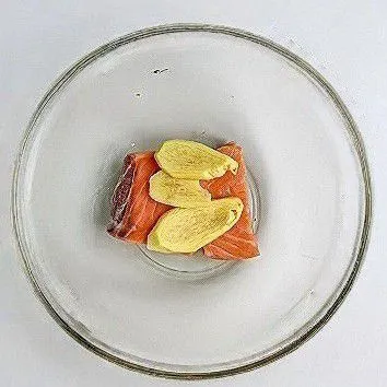 Buang tulang atau kulitnya ikan salmon, lalu tambahkan jahe untuk mengurangi bau amis.