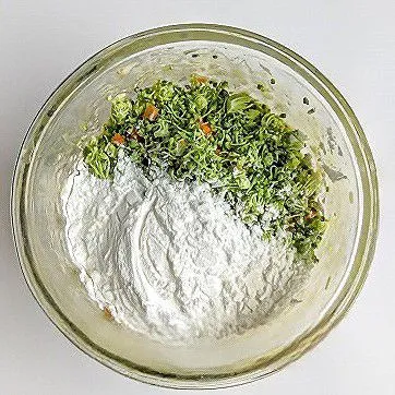 Tambahkan brokoli cincang, wortel cincang, dan tepung maizena ke dalam adonan. Aduk rata.