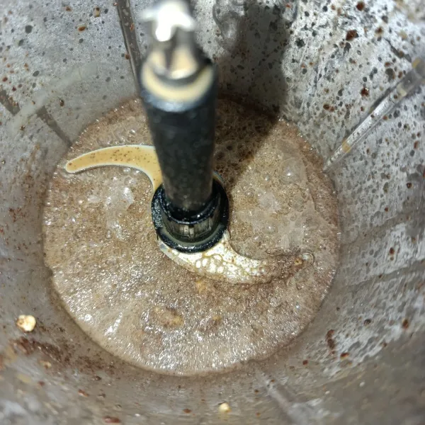 Chopper hingga tercampur rata, lalu pindahkan ke dalam gelas saji dan sajikan.