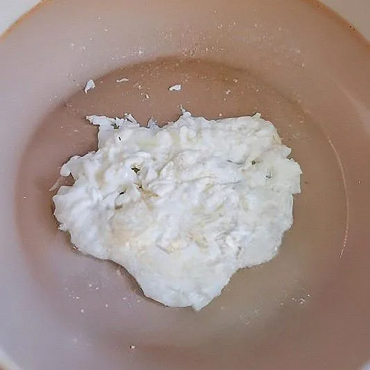 Kocok lepas putih telur, lalu buat orak-arik dengan minyak hingga matang. Angkat dan sisihkan.