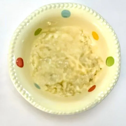 Hancurkan pisang hingga halus dengan garpu.