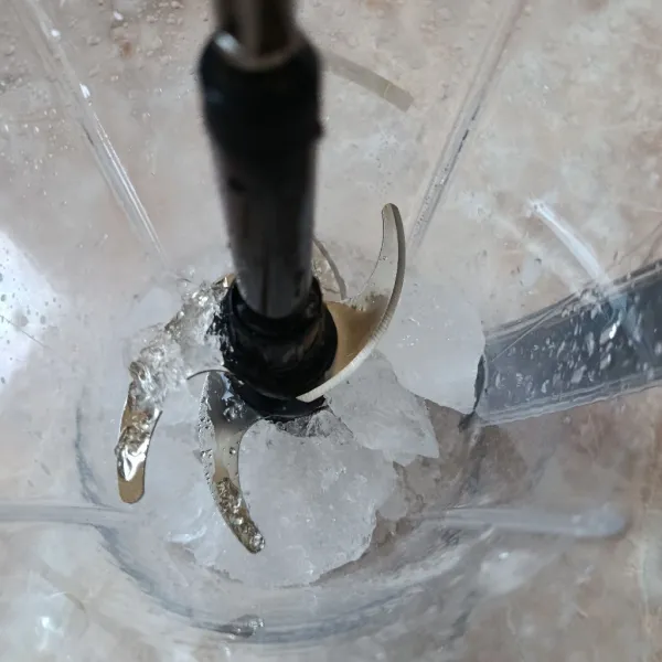 Masukkan es batu ke dalam chopper.