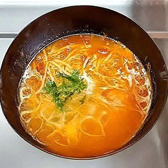 Tuangkan air mendidih, lalu masukkan mie beras dan rebus hingga mie matang dan kuah meresap. Tambahkan garam dan lada bubuk. Aduk rata.