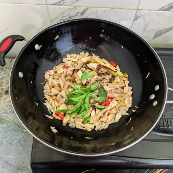 Masukkan daun kemangi, kemudian aduk sebentar hingga layu.