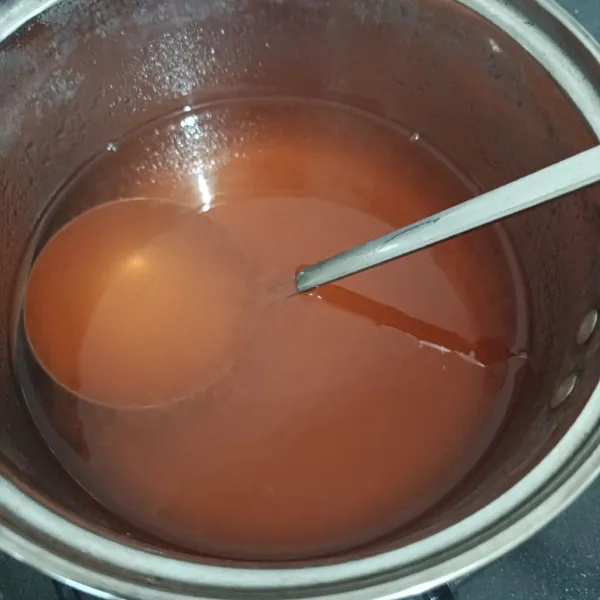 Masukkan gula pasir dan bubuk jelly ke dalam panci, lalu aduk sampai rata dan masukkan air. Aduk rata kembali, lalu masak hingga mendidih.