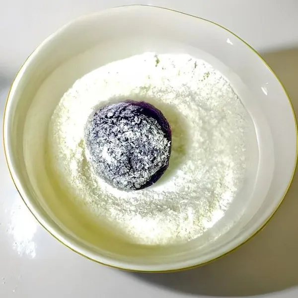 Gulingkan bola pada tepung ketan agar tidak lengket.