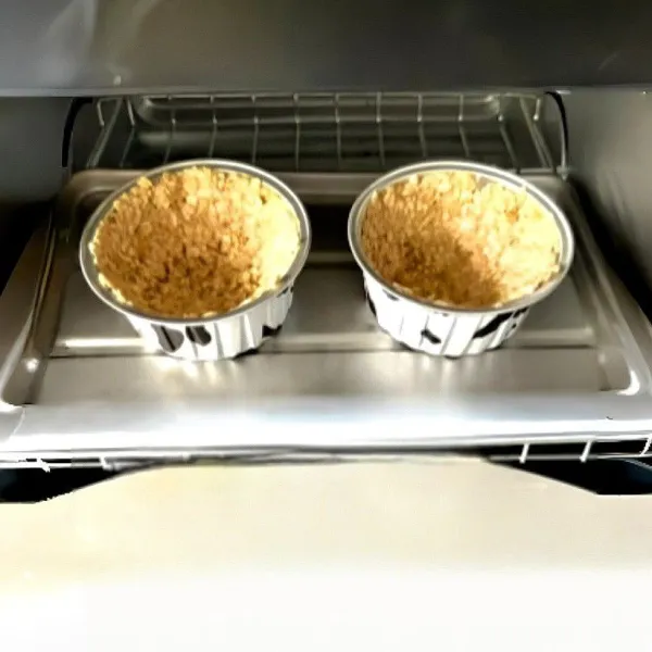 Panaskan oven pada suhu 180°C, lalu panggang adonan selama 20 menit hingga mengeras dan berwarna keemasan.