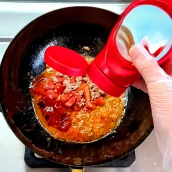 Tambahkan saus tomat untuk memperkuat rasa.