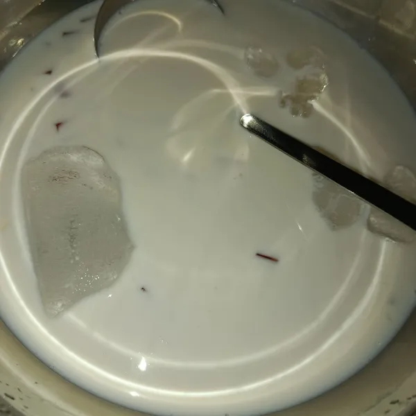 Aduk hingga rata, lalu tuangkan ke botol.