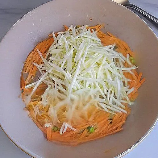 Panaskan minyak, lalu tumis bawang putih cincang hingga harum dan masukkan zucchini beserta dengan wortel dan tumis hingga agak layu.