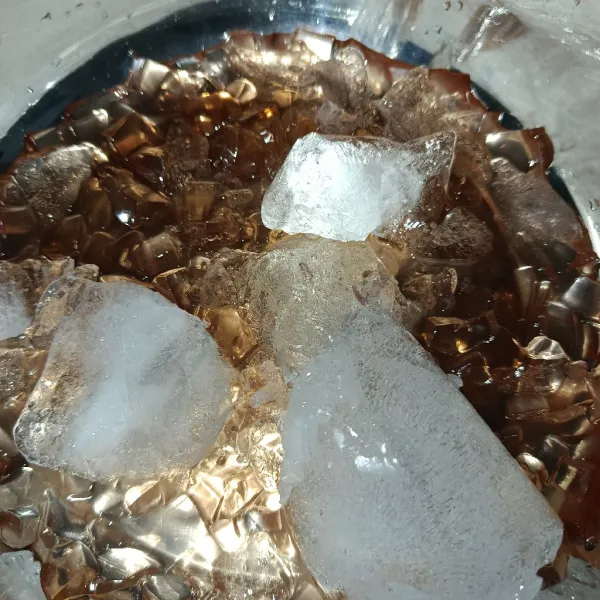 Masukkan jelly, es batu, susu cair, dan susu kental manis ke dalam wadah.