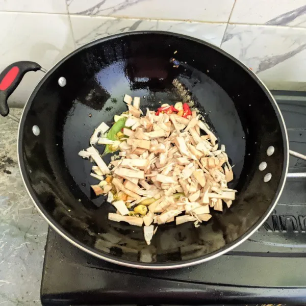 Masukkan irisan nangka, aduk rata dan masak hingga bumbu meresap.